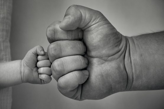 Photo par Norbert Hentges grayscale photo of persons hand